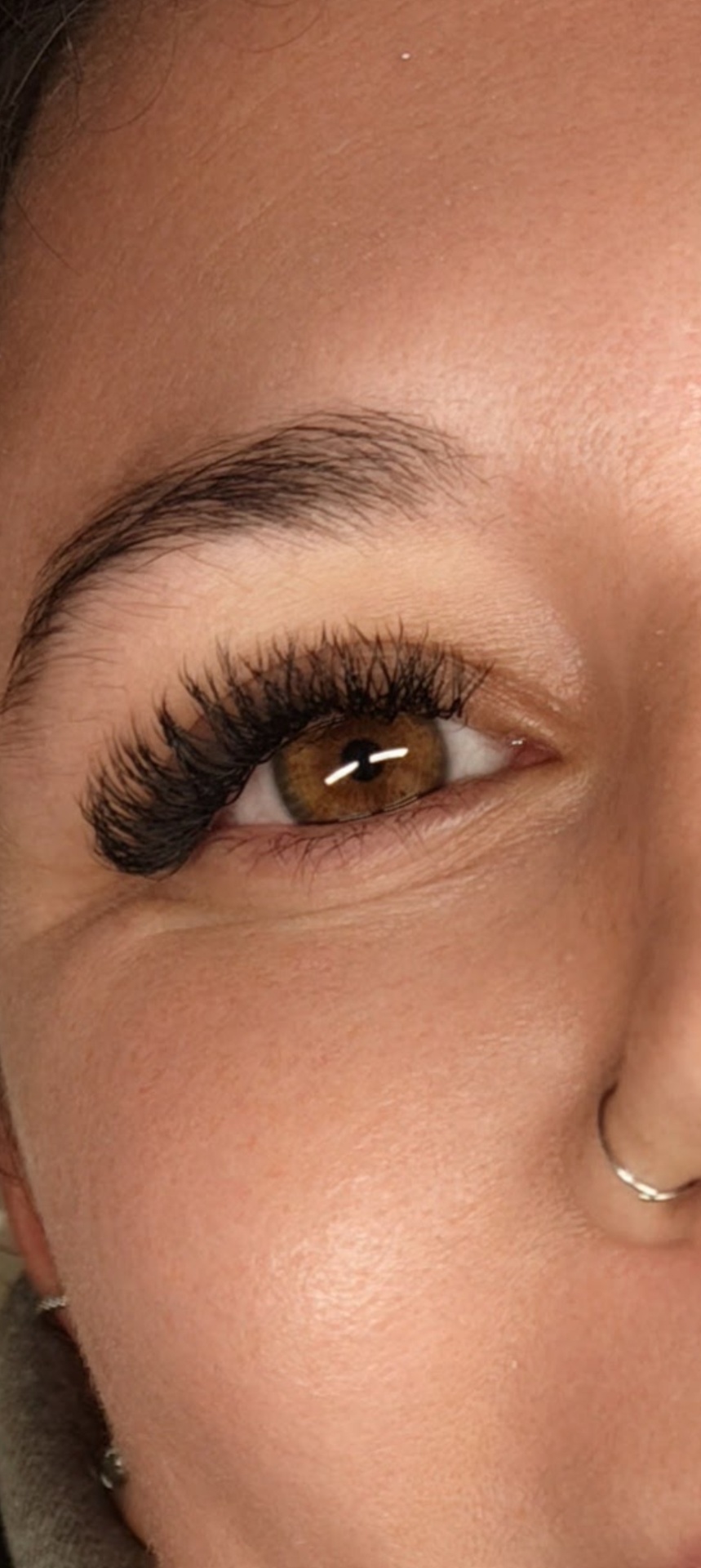 Trabalho real da Wish Lashes: extensão de cílios Volume Brasileiro 4D em olho castanho, feito no estúdio em Araçatuba