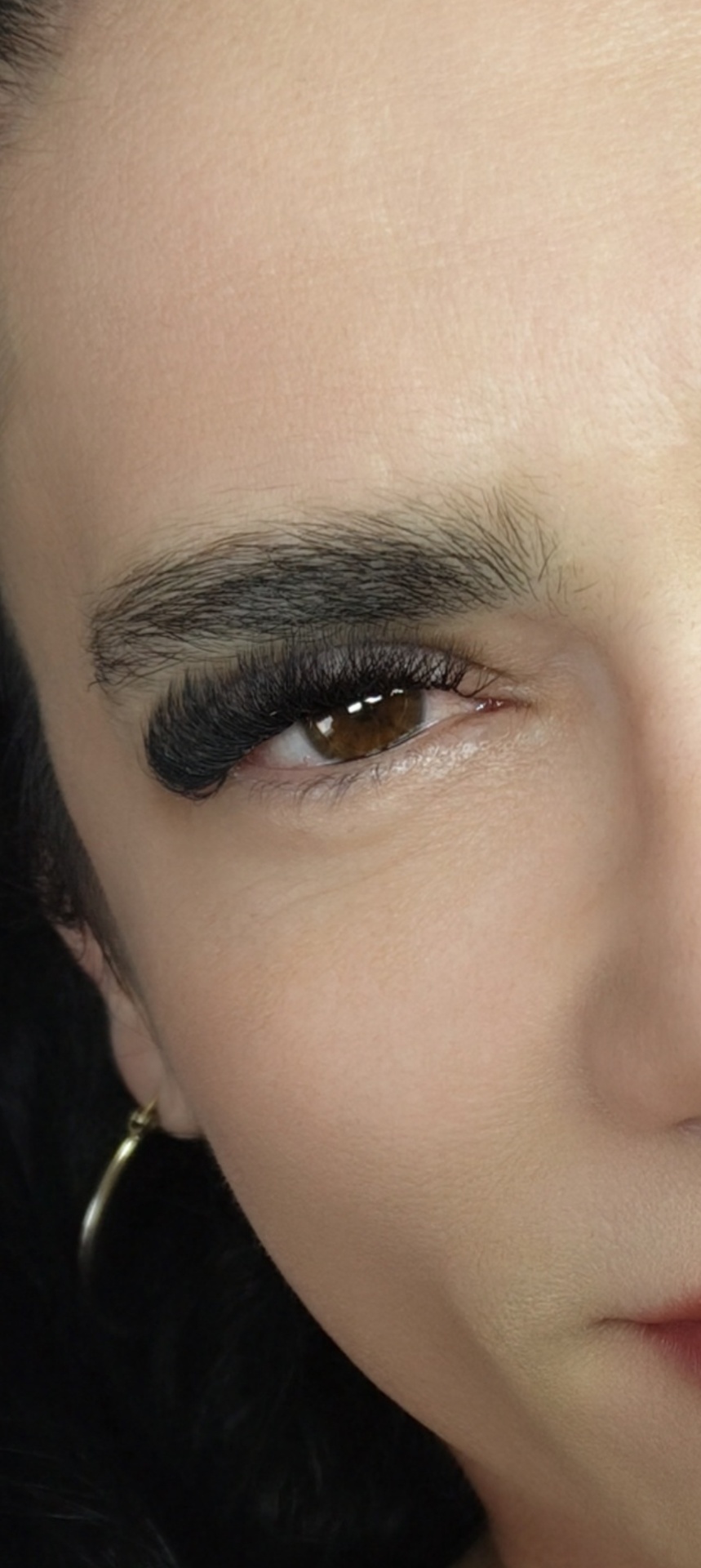 Trabalho real de extensão de cílios no estúdio Wish Lashes