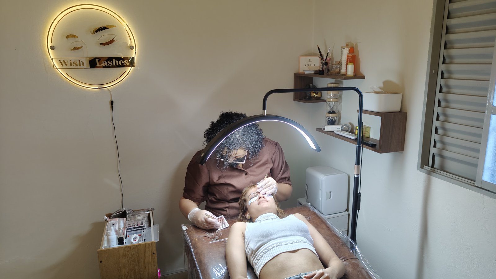 Sheyla aplicando extensão de cílios em cliente no estúdio Wish Lashes em Araçatuba